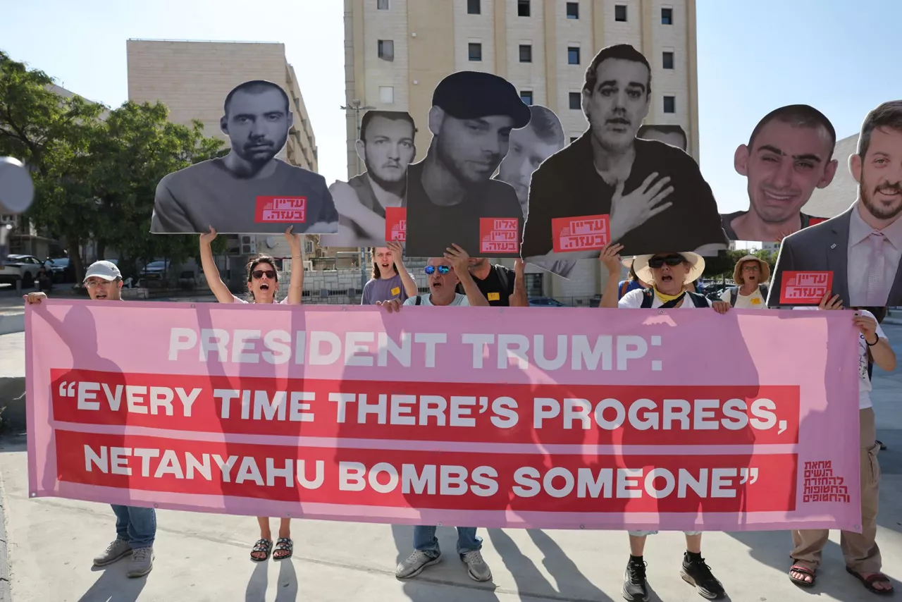 Jerusalem (Israel), 16/09/2025.- Families of Israeli hostages held by Hamas in Gaza protest outside the Jerusalem Post conference, where Israeli and American politicians are participating, calling to stop the war and release the hostages, in central Jerusalem, Israel, 16 September 2025. According to an Israeli army spokesperson, around 48 hostages remain in captivity in the Gaza Strip, including the bodies of at least 30 confirmed dead. (Protestas, Jerusalén) EFE/EPA/ABIR SULTAN
