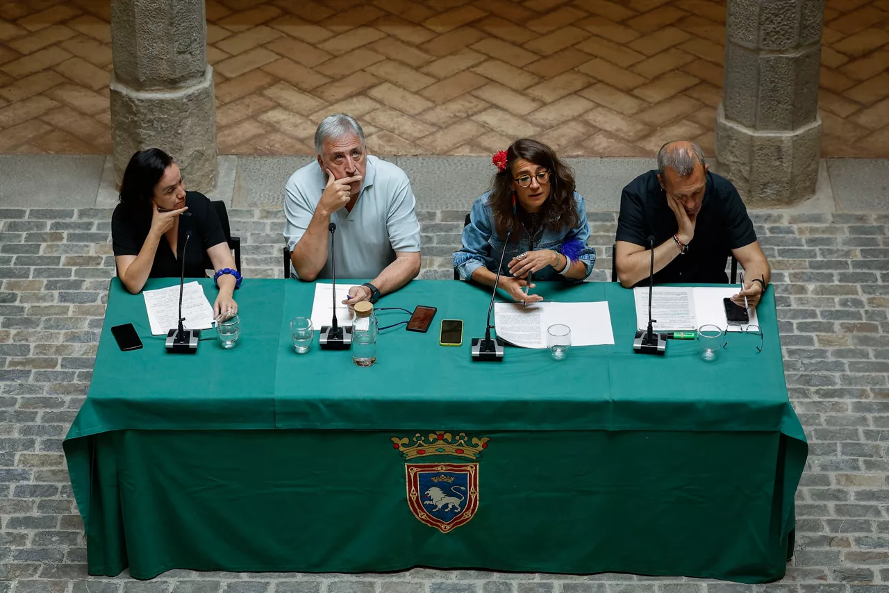 PAMPLONA, 15/07/2025.- El alcalde de Pamplona, Joseba Asiron (2i), durante la rueda de prensa que ha ofrecido este martes junto a otros miembros de su equipo en la que ha hecho balance de las fiestas de San Fermín en diferentes áreas y espacios. EFE/ Villar López
