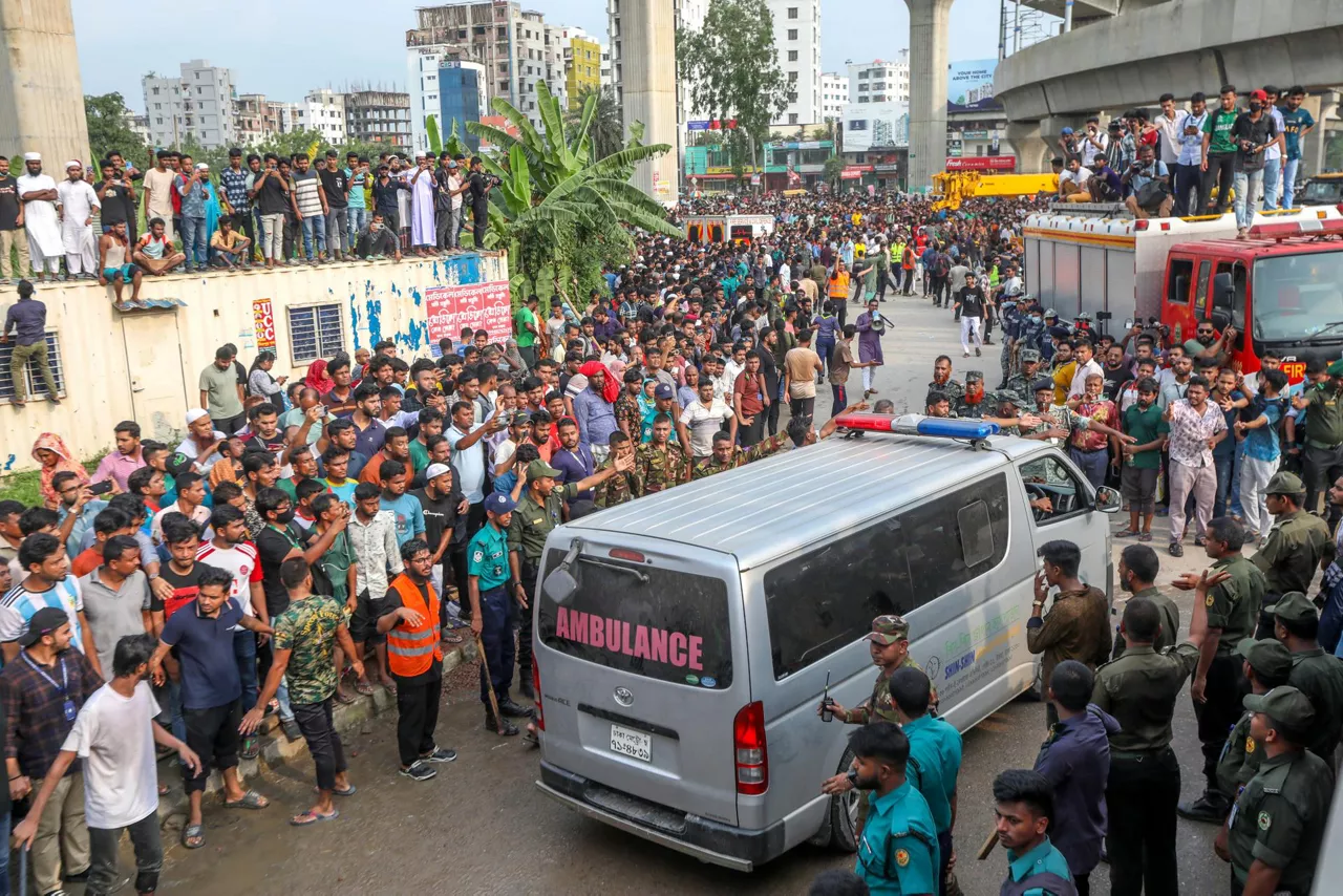 Dhaka (Bangladesh), 21/07/2025.- An ambulance carries an injured person to the hospital after an air force training aircraft crashed into Milestone College campus, in Dhaka, Bangladesh, 21 July 2025. According to the Fire Service and Civil Defense Director General, Brigadier General Muhammad Jahed Kamal, 19 bodies were recovered from the school compound and many more are injured. EFE/EPA/MONIRUL ALAM
