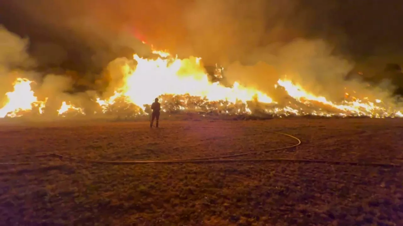 BARNIEDO (LEÓN), 23/08/2025.- Imagen facilitada de los trabajos de extinción del incendio de Barniedo, en León, que han continuado durante toda la noche de este viernes. EFE/ UME SOLO USO EDITORIAL/SOLO DISPONIBLE PARA ILUSTRAR LA NOTICIA QUE ACOMPAÑA (CRÉDITO OBLIGATORIO)
