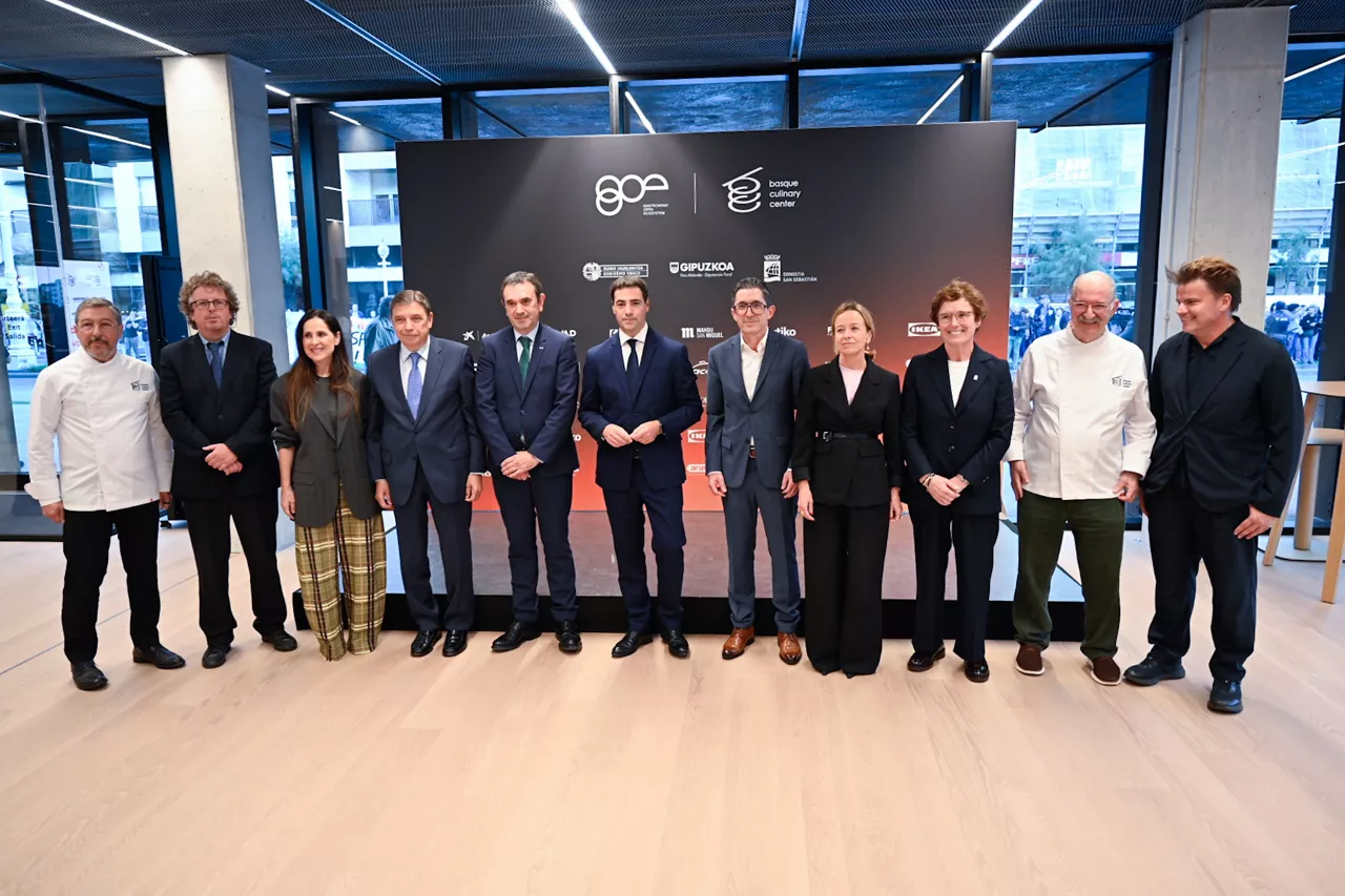 La presidenta del Parlamento vasco, Bakartxo Tejeria (3i), el ministro de Agricultura, Pesca y Alimentación, Luis Planas (4i), y el Lehendakari, Imanol Pradales (c), durante la inauguración oficial del GOe, en el GOe-Gastronomy Open Ecosystem, a 20 de octubre de 2025, en San Sebastián, Guipúzcoa, País Vasco (España). Gastronomy Open Ecosystem es el nuevo centro internacional de ciencia, innovación y emprendimiento gastronómico impulsado por Basque Culinary Center.



Arnaitz Rubio / Europa Press

20 OCTUBRE 2025;PRADALES;INAUGURACIÓN;GOE;SAN SEBASTIÁN;GUIPÚZCOA;PAÍS VASCO;PSOE

20/10/2025