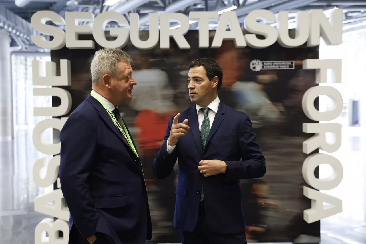 El lehendakari, Imanol Pradales (d), ha inaugurado este lunes en Bilbao el Basque Segurtasun Foroa, el primer encuentro de un proceso que durará un año y con el que el Gobierno vasco pretende impulsar una reflexión estratégica sobre la seguridad integral en Euskadi, un acto en el que ha participado también el consejero de Seguridad, Bingen Zupiria 