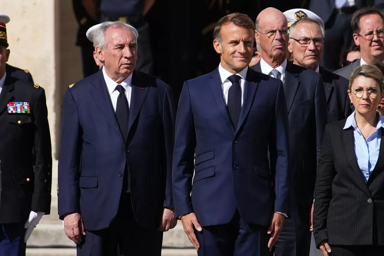 Paris (France), 05/09/2025.- French President Emmanuel Macron (C) and Prime Minister Francois Bayrou (L) attend a farewell ceremony for Chief of Staff of the French Armed Forces General Thierry Burkhard, in the courtyard of the Invalides, in Paris, France, 05 September 2025. (Francia) EFE/EPA/CHRISTOPHE ENA / POOL MAXPPP OUT
