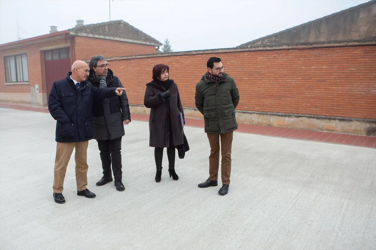 (Foto de ARCHIVO)

El consejero Ciriza; el alcalde de Milagro, José Ignacio Pardo; la concejala Belén Cerdán; y el director general de Administración Local y Despoblación, Jesús Mari Rodríguez, visitan una de las calles reformadas en la localidad ribera.



REMITIDA / HANDOUT por GOBIERNO DE NAVARRA

Fotografía remitida a medios de comunicación exclusivamente para ilustrar la noticia a la que hace referencia la imagen, y citando la procedencia de la imagen en la firma

14/1/2020