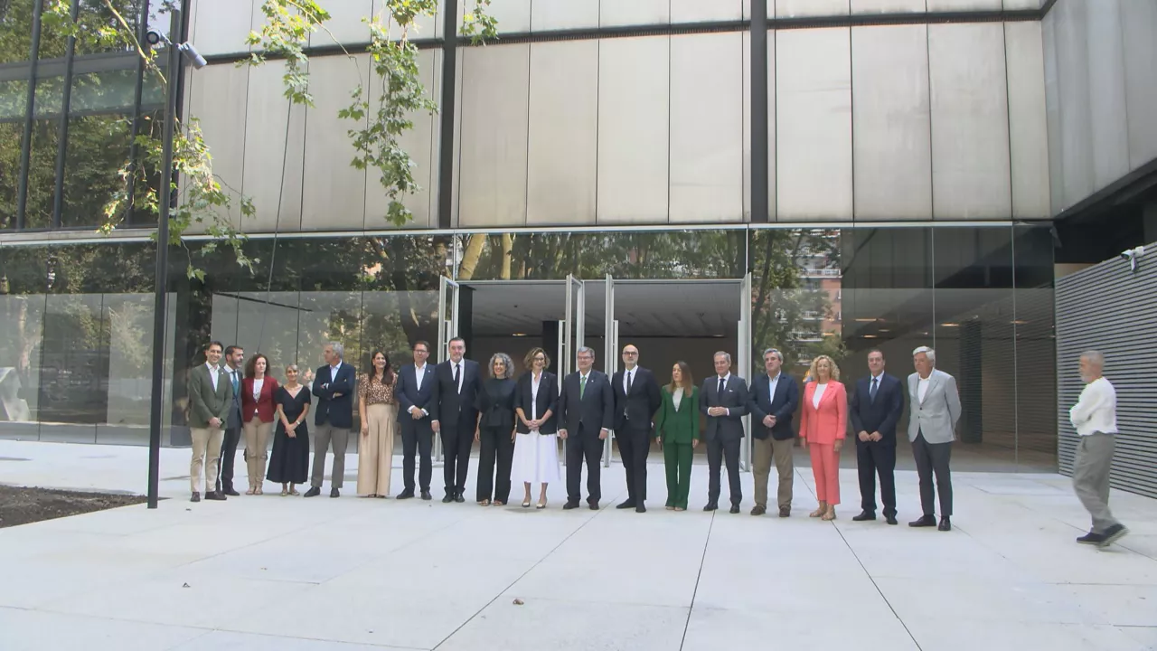 Representantes institucionales del Gobierno Vasco, municipales y forales, así como de los principales patronos, como Fundación BBK, Petronor, Iberdrola y BBVA. Imagen: EITB