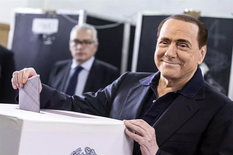 Silvio Berlusconi Italiako lehen ministroa udal hauteskundeetan botoa ematen, Erroman. Argazkia: EFE