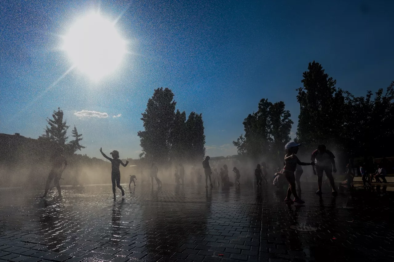 (Foto de ARCHIVO)

Varios niños se refrescan en una fuente durante la tercera ola de calor en Madrid, en el parque Madrid Río, a 3 de agosto de 2024, en Madrid (España). La Comunidad de Madrid mantiene activado el nivel dos de Alto Riesgo por altas temperaturas ante la previsión de temperaturas máximas por encima de 38,5 grados para el próximo lunes 5 de agosto, tras el descenso de las temperaturas máximas que se está registrando este fin de semana.



Ricardo Rubio / Europa Press

03 AGOSTO 2024;CALOR;OLA DE CALOR;AGUA;FUENTES;MADRID RÍO;TEMPERATURA;ALERTA;TERCERA OLA;CONTRALUZ;ALTO RIESGO;NIVEL DOS

03/8/2024