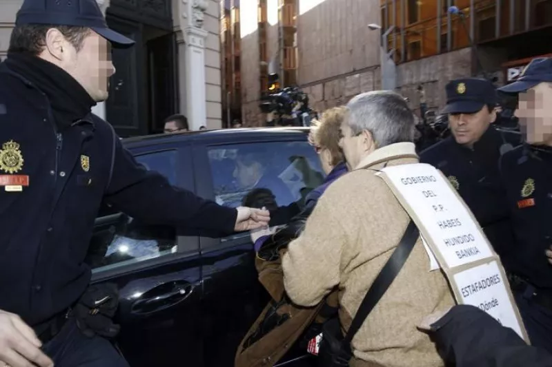 Preferentistas se abalanzan sobre el coche de Blesa. Foto: EFE