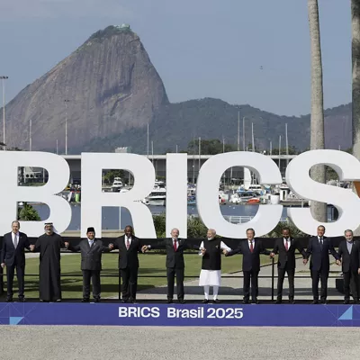 AME1081. RÍO DE JANEIRO (BRASIL), 06/07/2025.- De izquierda a derecha el ministro de Relaciones Exteriores de Rusia Sergey Lavrov, el príncipe herdero de Abu Dhabi Khalid bin Mohamed bin Zayed al Nahyan, el presidente de Indonesia, Prabowo Subianto, el presidente de Sudáfrica, Cyril Ramaphosa, el presidente de Brasil, Luiz Inácio Lula da Silva, el primer ministro de la India, Narendra Modi, el primer ministro de China, Li Qiang, el primer ministro de Etiopía, Abiy Ahmed, el primer ministro de Egipto, Mostafa Madbouly y el ministro de Asuntos Exteriores de Irán, Abbas Araghchi, posan durante la apertura de la cumbre de los BRICS este domingo en Riod de Janeiro (Brasil). EFE/Andre Coelho
