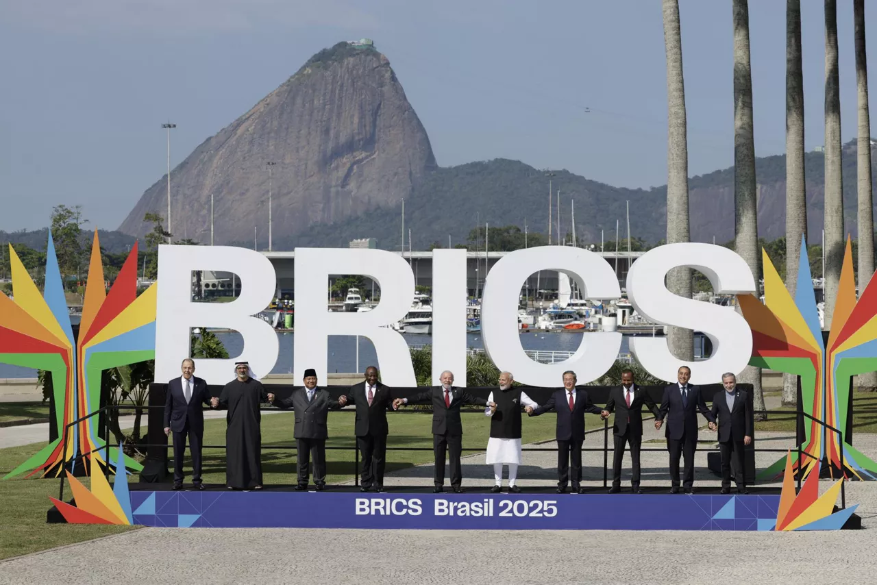 AME1081. RÍO DE JANEIRO (BRASIL), 06/07/2025.- De izquierda a derecha el ministro de Relaciones Exteriores de Rusia Sergey Lavrov, el príncipe herdero de Abu Dhabi Khalid bin Mohamed bin Zayed al Nahyan, el presidente de Indonesia, Prabowo Subianto, el presidente de Sudáfrica, Cyril Ramaphosa, el presidente de Brasil, Luiz Inácio Lula da Silva, el primer ministro de la India, Narendra Modi, el primer ministro de China, Li Qiang, el primer ministro de Etiopía, Abiy Ahmed, el primer ministro de Egipto, Mostafa Madbouly y el ministro de Asuntos Exteriores de Irán, Abbas Araghchi, posan durante la apertura de la cumbre de los BRICS este domingo en Riod de Janeiro (Brasil). EFE/Andre Coelho

