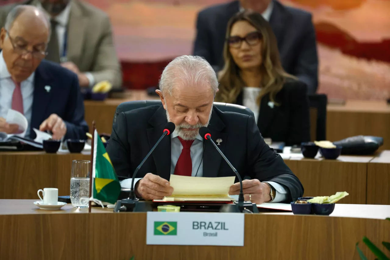 AME1081. RÍO DE JANEIRO (BRASIL), 06/07/2025.- El presidente de Brasil, Luiz Inácio Lula da Silva, participa durante la apertura de la cumbre de los BRICS este domingo, en Río de Janeiro (Brasil). Los BRICS iniciaron este domingo en Río de Janeiro su primera cumbre desde que el foro fue ampliado de cinco a once miembros, en medio de las tensiones generadas por la guerra comercial desatada por el presidente de Estados Unidos, Donald Trump, y por los conflictos en Oriente Medio y Ucrania. EFE/Antonio Lacerda
