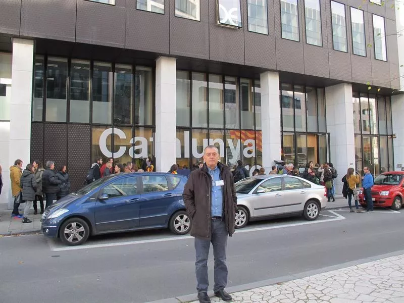 ANCko bozeramaile bat Bruselan, Europako Batzordearen egoitzatik gertu. Argazkia: EFE