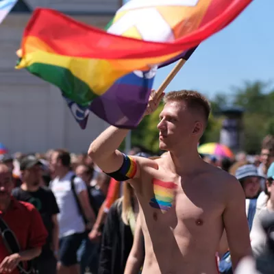 BUDAPEST, 28/06/2025.- La marcha del Orgullo LGTBIQ+ se celebra este sábado en Budapest (Hungría) en medio de la controversia por haber sido prohibida por Gobierno del primer ministro Viktor Orbán y con el apoyo de numerosos políticos de centro izquierda europeos, incluyendo varios ministros españoles. EFE/ Luis Lidón
