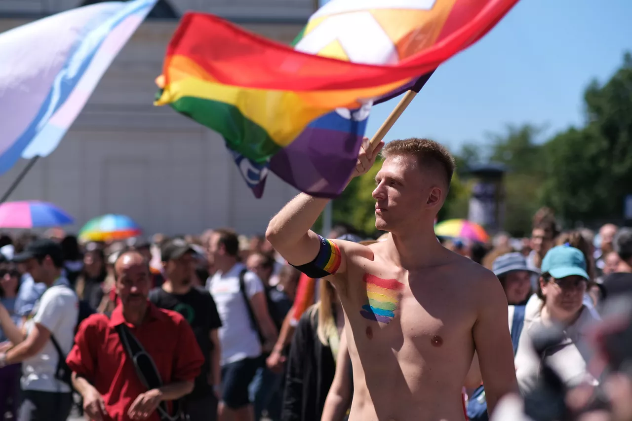 BUDAPEST, 28/06/2025.- La marcha del Orgullo LGTBIQ+ se celebra este sábado en Budapest (Hungría) en medio de la controversia por haber sido prohibida por Gobierno del primer ministro Viktor Orbán y con el apoyo de numerosos políticos de centro izquierda europeos, incluyendo varios ministros españoles. EFE/ Luis Lidón
