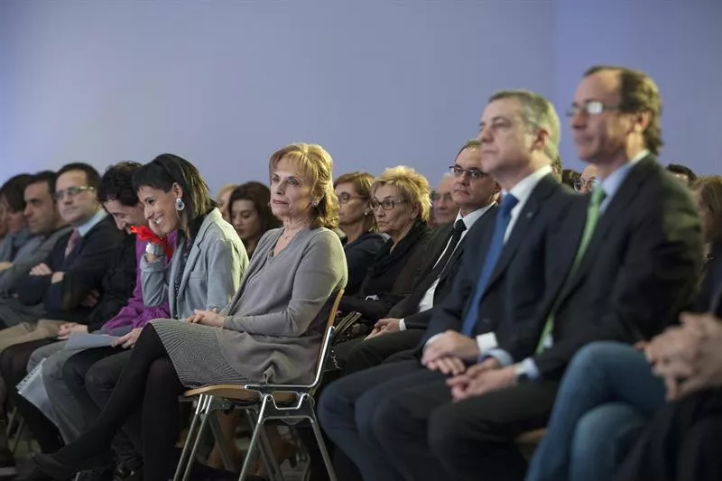 Familiares de Buesa y mandatarios vascos. Imagen de archivo: EFE