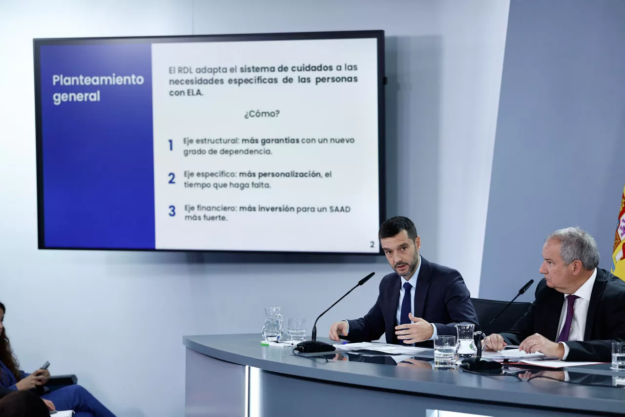 MADRID (ESPAÑA), 21/10/2025.- El ministro de Industria, Turismo y Comercio, Jordi Hereu (d) y el ministro de Derechos Sociales y Consumo, Pablo Bustinduy (2d) durante la rueda de prensa tras el Consejo de Ministros celebrado este martes en La Moncloa, Madrid. EFE/ Rodrigo Jiménez
