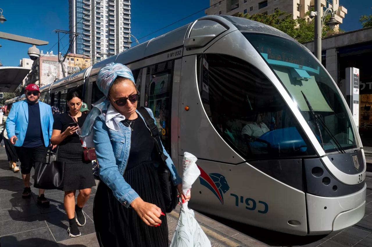 JERUSALÉN, 18/09/2025.- Amnistía Internacional (AI) elevó este jueves la presión sobre la firma española Construcciones y Auxiliar de Ferrocarriles (CAF) por el proyecto de ampliación de las líneas de tranvía en Jerusalén, que conectan asentamientos israelíes ilegales con la parte occidental de la ciudad, haciéndole un nuevo llamamiento para su retirada. EFE/ Magda Gibelli
