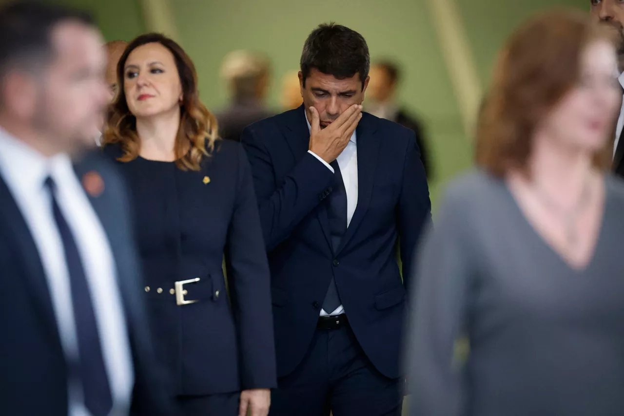 VALENCIA, 29/10/2025.- El presidente de la Generalitat Valenciana, Carlos Mazón (c), durante el funeral de Estado por las 237 víctimas de la dana celebrado este miércoles en Valencia con motivo del primer aniversario de la tragedia. EFE/ Kai Forsterling
