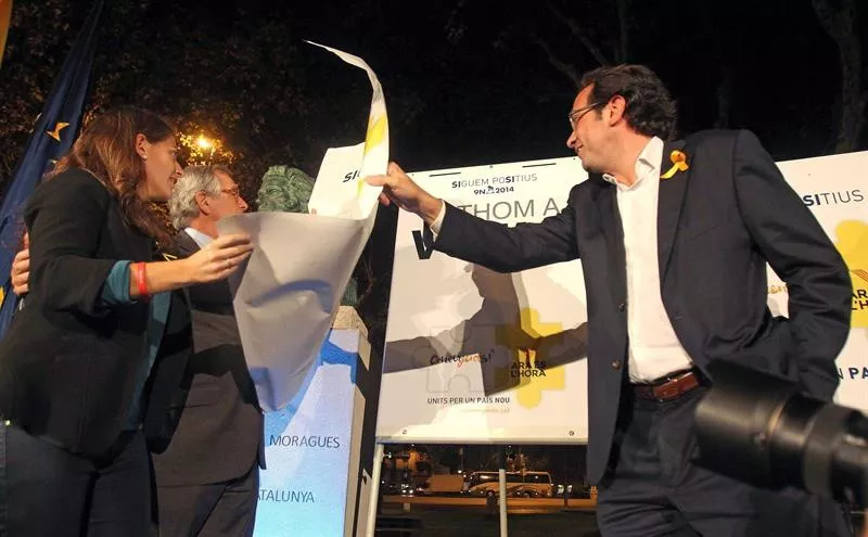 Marta Pascal, Xavier Trias y Josep Rull durante el acto central de pegada de carteles. Foto: EFE