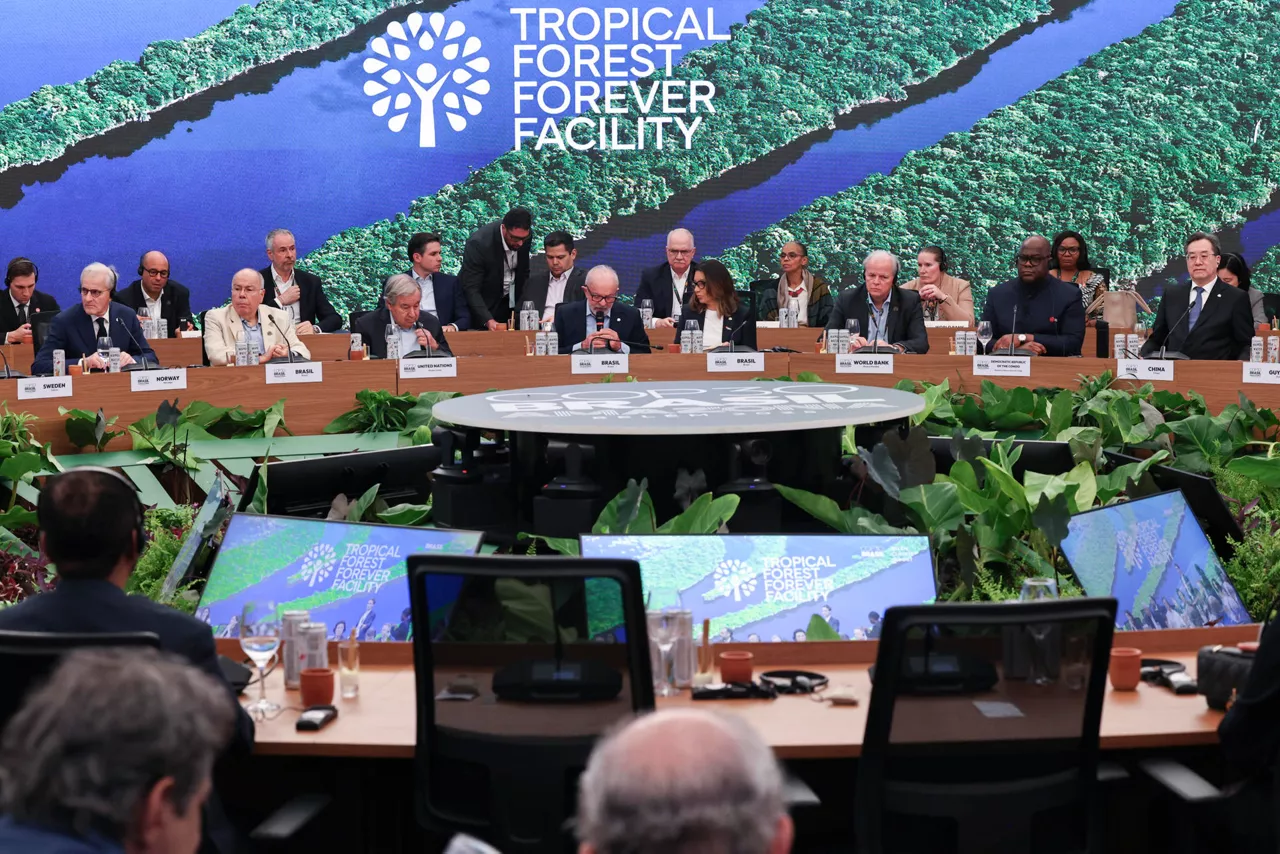 AME5931. BELÉM (BRASIL), 06/11/2025.- El presidente de Brasil, Luiz Inácio Lula da Silva (c), habla durante el lanzamiento del Fondo Bosques Tropicales para Siempre (TFFF) en la cumbre de líderes de la COP30 este jueves, en Belém (Brasil). Lula da Silva lanzó, en la primera jornada de la cumbre líderes de la COP30, un fondo internacional que busca transformar la conservación de los bosques en una estrategia financiera global. EFE/ André Coelho
