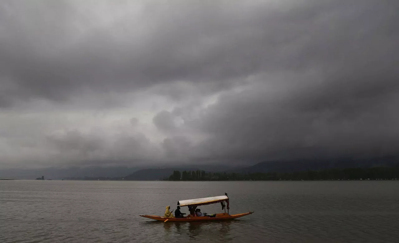 SRINAGAR (India), 14/08/2025.- A man rows a boat during rainfall in Srinagar, India, 14 August 2025. A cloudburst struck a remote mountain village in Jammu and Kashmir’s Kishtwar district, killing at least 38 people including two policemen, officials said. EFE/EPA/FAROOQ KHAN
