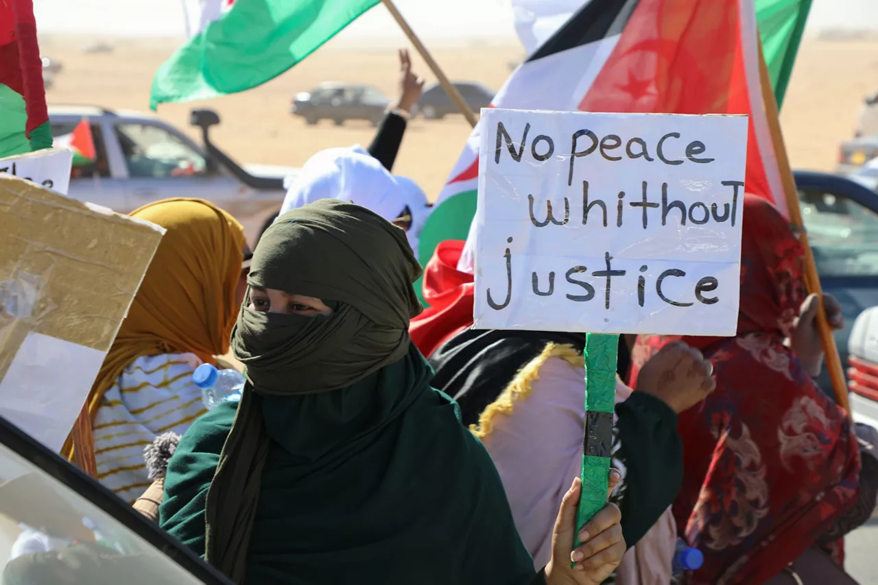 Miles de saharauis acudieron este jueves a la cuarta convocatoria de protestas esta semana contra la iniciativa estadounidense para el Consejo de Seguridad de la ONU que propondría una autonomía en Marruecos para el Sáhara Occidental, ante lo que los manifestantes aseguraron que "prefieren seguir siendo refugiados a marroquíes". "Ahora más que nunca queremos la dignidad, ser refugiados en Argelia (más que ser marroquíes), queremos la libertad como todos los pueblos", declaró a EFE Ali, un manifestante indignado como muchos de los asistentes a la protesta de hoy, la cuarta consecutiva. Durante la manifestación, que terminó con una multitudinaria marcha por una de las carreteras que atraviesan el desierto argelino, los saharaius cargaron contra el presidente de Estados Unidos, Donald Trump, a quien culpan de intentar "cambiar la ley internacional". 