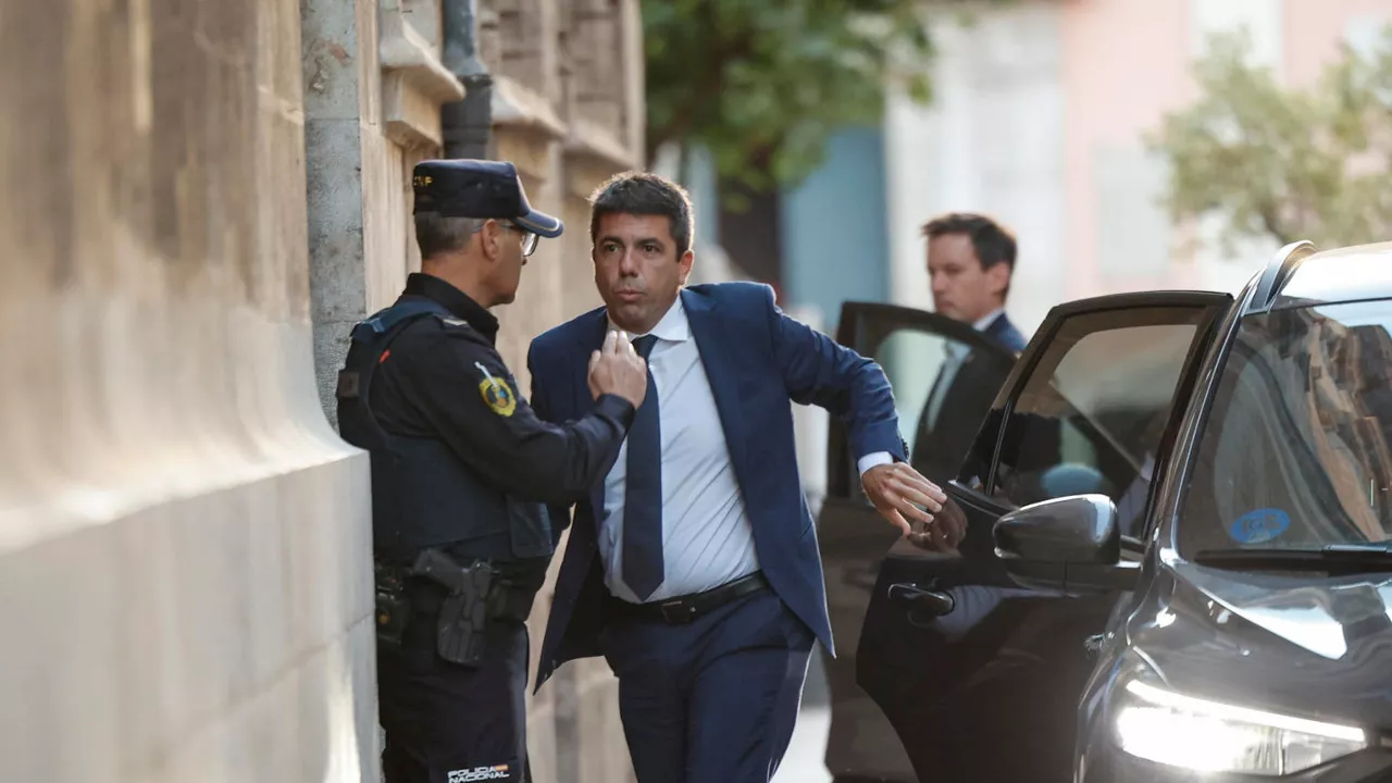 GRAFCVA137. VALENCIA, 03/11/2025.- El president de la Generalitat, Carlos Mazón, a su llegada poco antes de las ocho de la mañana al Palau de la Generalitat, donde está previsto que anuncie a las 9 horas, en una declaración institucional, qué decisión ha adoptado sobre su futuro tras un fin de semana de reflexión y tras varias conversaciones con el presidente de su partido, Alberto Núñez Feijóo. EFE/Biel Alino
