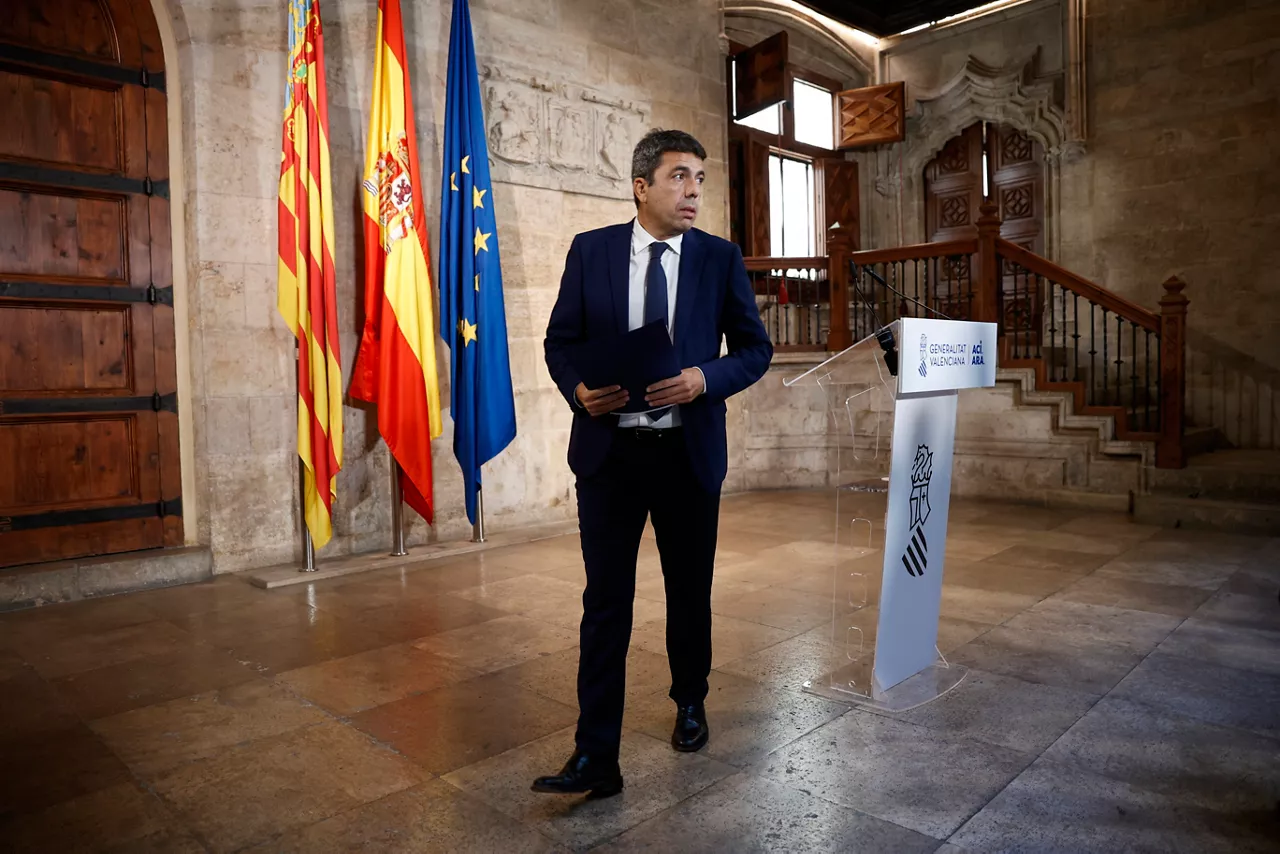 GRAFCVA157. VALENCIA, 03/11/2025.- El president de la Generalitat, Carlos Mazón, al finalizar su comparecencia en la que ha anunciado que dimitirá al frente del Gobierno valenciano, pero seguirá como diputado en Les Corts Valencianes y no convocará elecciones autonómicas anticipadas. EFE/Biel Alino
