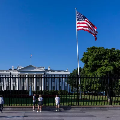 WASHINGTON (United States), 19/06/2025.- A new flag pole flying the American flag on the North Lawn of the White House in Washington, DC, USA 19 June 2025. US President Donald J. Trump ordered the installation of new flagpoles on the North and South Lawns of the White House. EFE/EPA/SHAWN THEW
