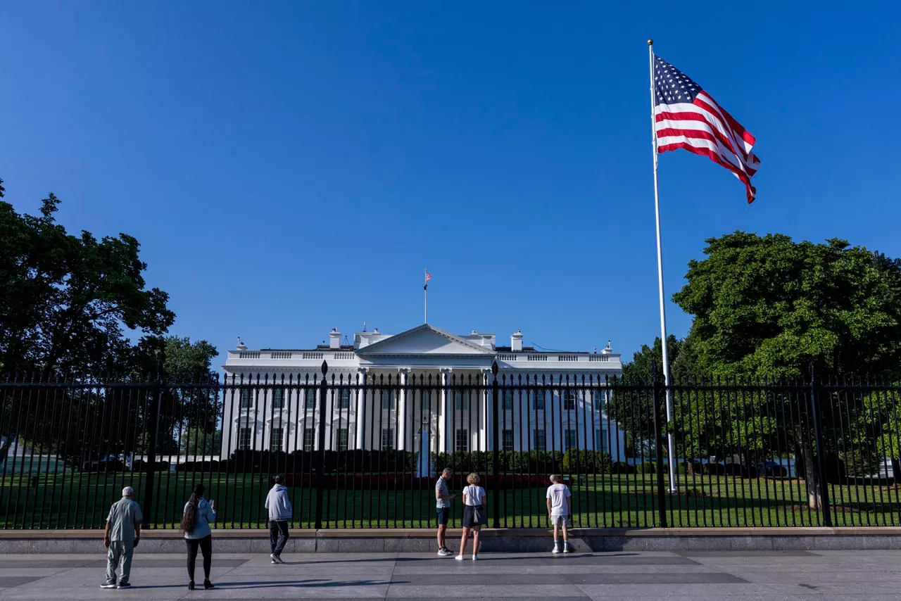 WASHINGTON (United States), 19/06/2025.- A new flag pole flying the American flag on the North Lawn of the White House in Washington, DC, USA 19 June 2025. US President Donald J. Trump ordered the installation of new flagpoles on the North and South Lawns of the White House. EFE/EPA/SHAWN THEW
