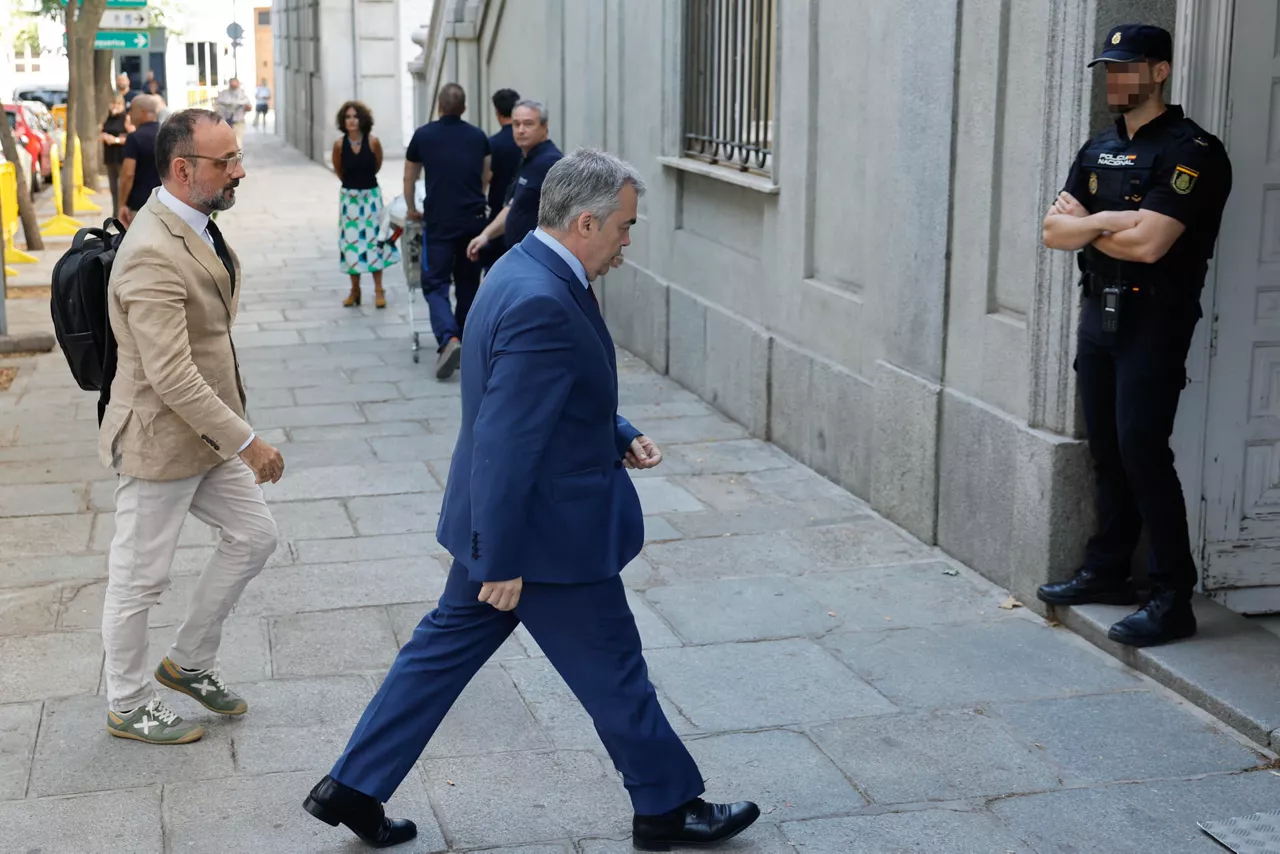 MADRID, 30/06/2025.-El ex secretario de organización del PSOE Santos Cerdán a su llegada antes de comparecer este lunes por primera vez como investigado ante el juez del Tribunal Supremo Leopoldo Puente, tras el informe de la UCO que lo vincula con el presunto cobro de mordidas por la adjudicación irregular de obras. EFE/ Sergio Pérez
