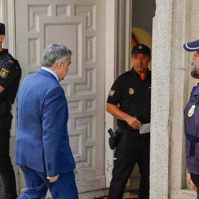 MADRID, 30/06/2025.-El ex secretario de organización del PSOE Santos Cerdán entra en el Tribunal Supremo para comparecer este lunes por primera vez como investigado ante el juez Leopoldo Puente, tras el informe de la UCO que lo vincula con el presunto cobro de mordidas por la adjudicación irregular de obras. EFE/ Sergio Pérez
