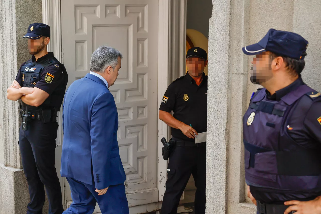MADRID, 30/06/2025.-El ex secretario de organización del PSOE Santos Cerdán entra en el Tribunal Supremo para comparecer este lunes por primera vez como investigado ante el juez Leopoldo Puente, tras el informe de la UCO que lo vincula con el presunto cobro de mordidas por la adjudicación irregular de obras. EFE/ Sergio Pérez
