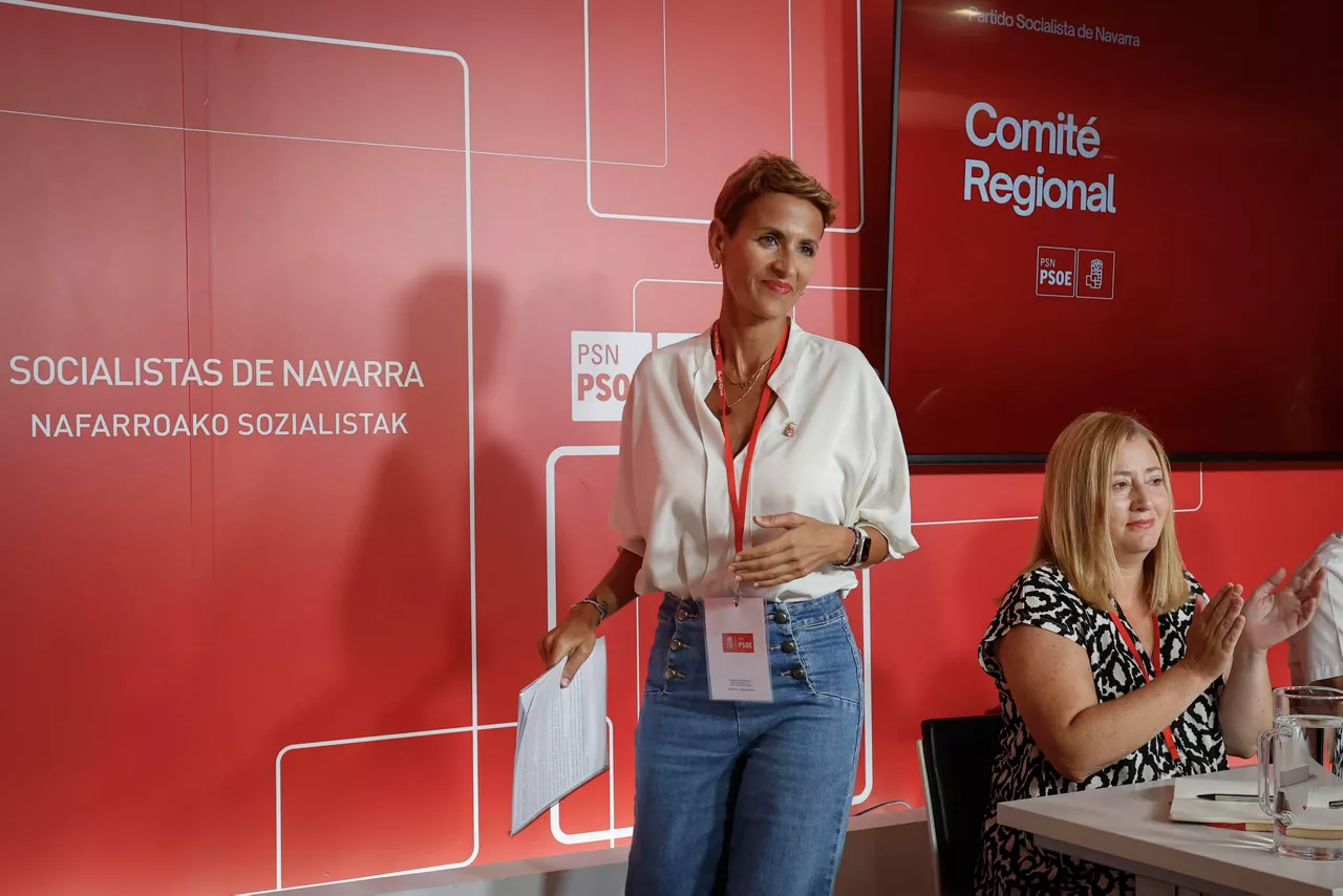 PAMPLONA, 21/07/2025.- La secretaria general del PSN-PSOE y presidenta del Gobierno de Navarra, María Chivite (i), tras su intervención este lunes en la apertura del Comité Regional del partido, el primero que se celebra tras el último congreso, en donde ha asegurado que no hay corrupción ni en ella ni en ninguno de sus consejeros y ha acusado a la derecha de "recurrir a todo tipo de barbaridades para desprestigiarnos". Chivite ha mostrado su intención de "seguir gobernando esta comunidad" y de seguir adelante con el acuerdo con sus socios de gobierno. EFE/ Villar López
