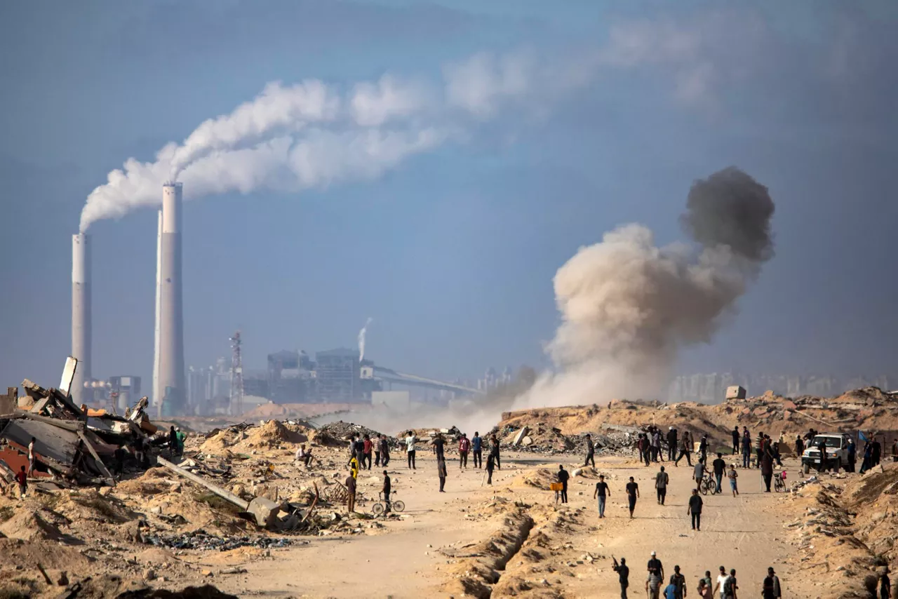 GAZA (---), 25/06/2025.- Smoke rises after an artillery shell fired by an Israeli tank towards aid seekers in the Zikim area, west of Gaza City, 25 June 2025. EFE/EPA/HAITHAM IMAD
