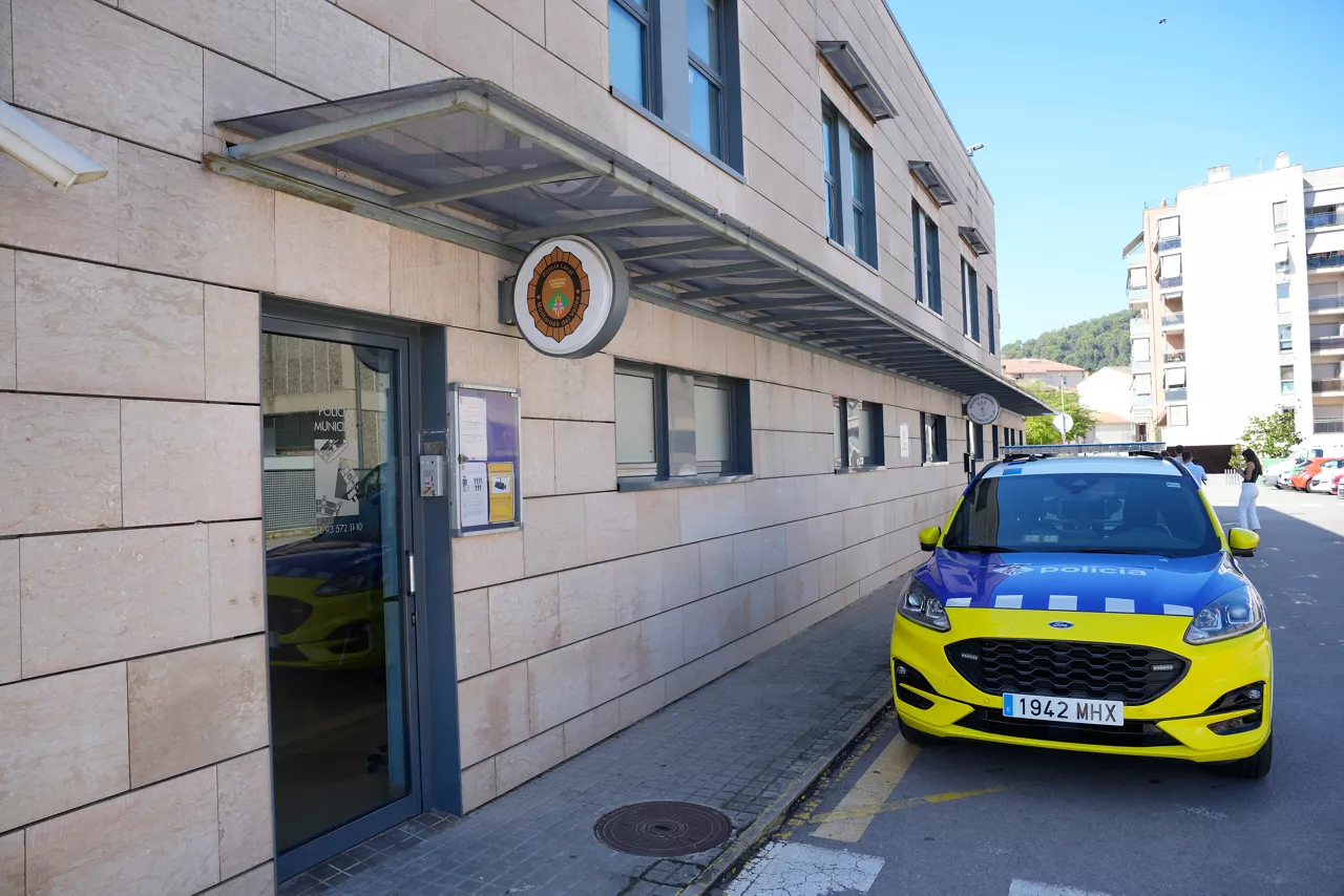 BARCELONA, 26/07/2025.- Un hombre ha irrumpido esta noche armado en la comisaría de la policía local de Montornès del Vallès (Barcelona) y ha sido abatido, mientras que un agente ha resultado herido grave, suceso en el que se descarta una motivación terrorista. EFE/ Alejandro García
