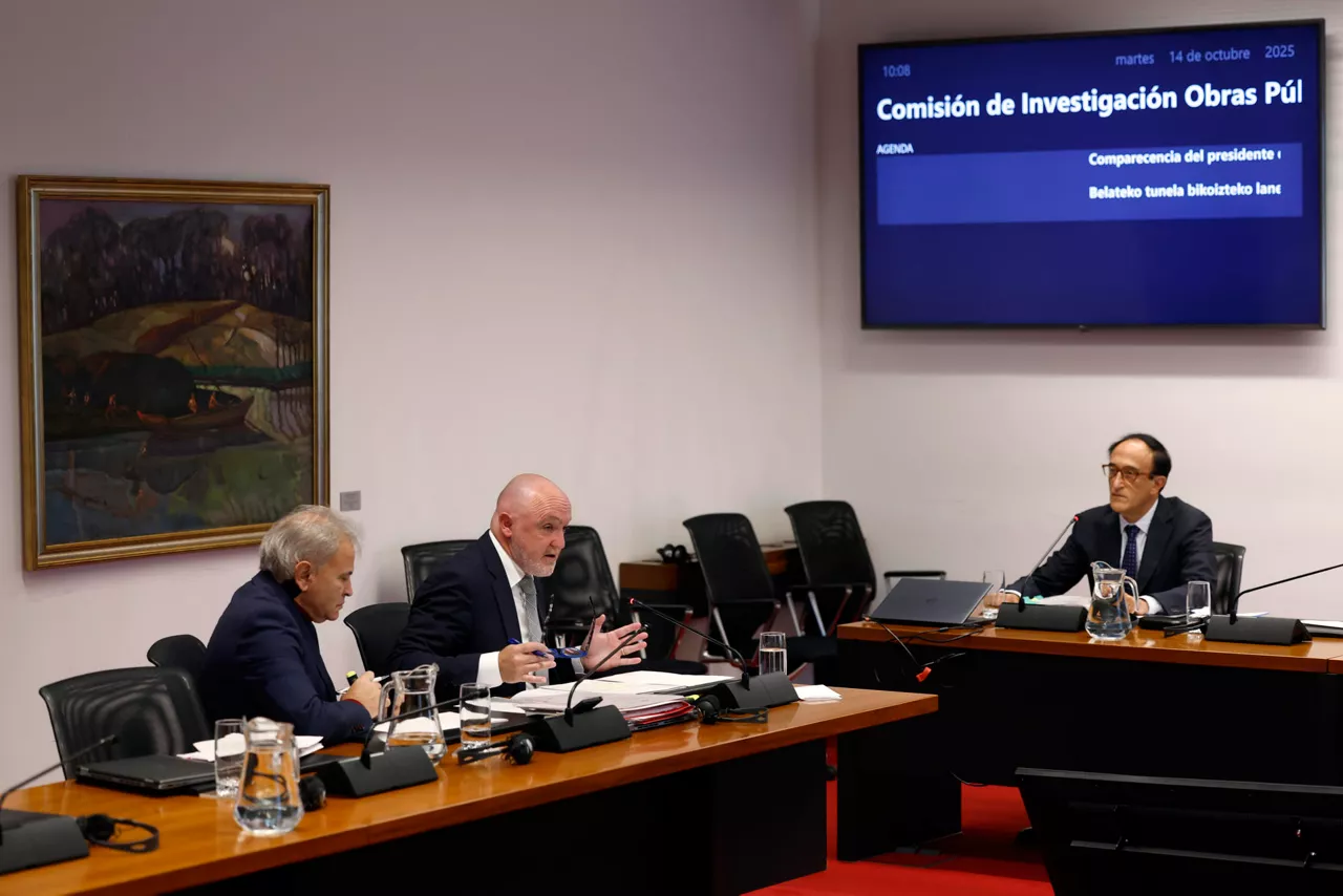 PAMPLONA, 14/10/2025.- El presidente de la mesa de contratación de la obra para duplicar los túneles de Belate Jesús Polo, abre este martes las comparecencias de la Comisión de Investigación del Parlamento de Navarra sobre las licitaciones de obra pública. Los grupos parlamentarios decidieron que la Comisión comenzara analizando las obras de Belate, que son las últimas, de hecho, están en marcha. Descartó así hacerlo de forma cronológica desde el año 2011 hasta hoy. EFE/ Jesus Diges
