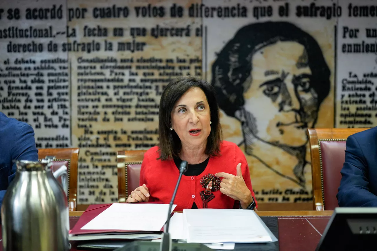 MADRID, 26/08/2025.- La ministra de Defensa, Margarita Robles, comparece este martes en el Senado, a petición del PP, para dar cuenta del dispositivo de las Fuerzas Armadas desplegado con motivo de los incendios forestales. EFE/ Borja Sánchez-Trillo
