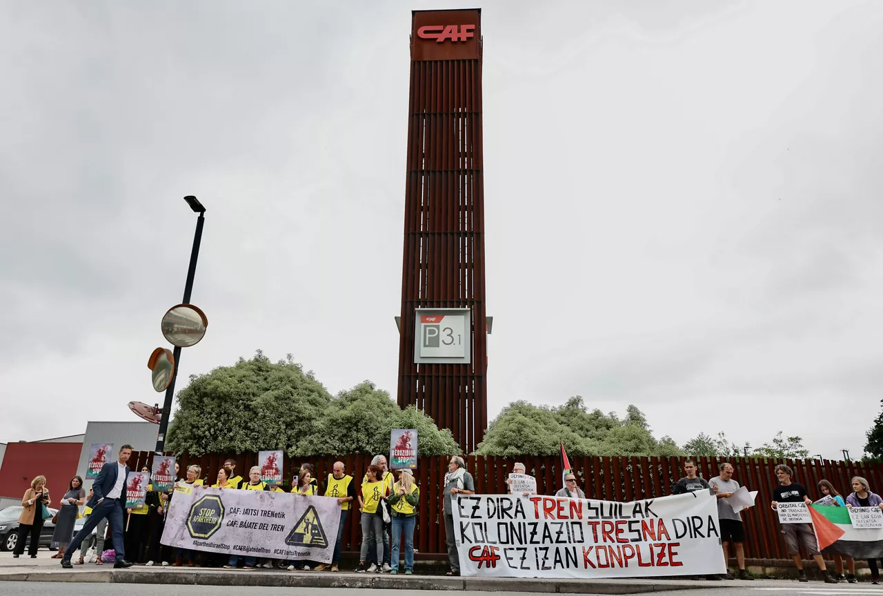 BEASAIN (GIPUZCOA), 14/06/2025.- Concentración de Amnistía Internacional este jueves en Beasain (Gipuzcoa), donde portavoces de la agrupación intervendrán en la junta de accionistas de CAF para preguntar a los responsables de la empresa gipuzcoana acerca de su relación con el régimen de Benjamin Netanyahu. EFE/ Javi Colmenero
