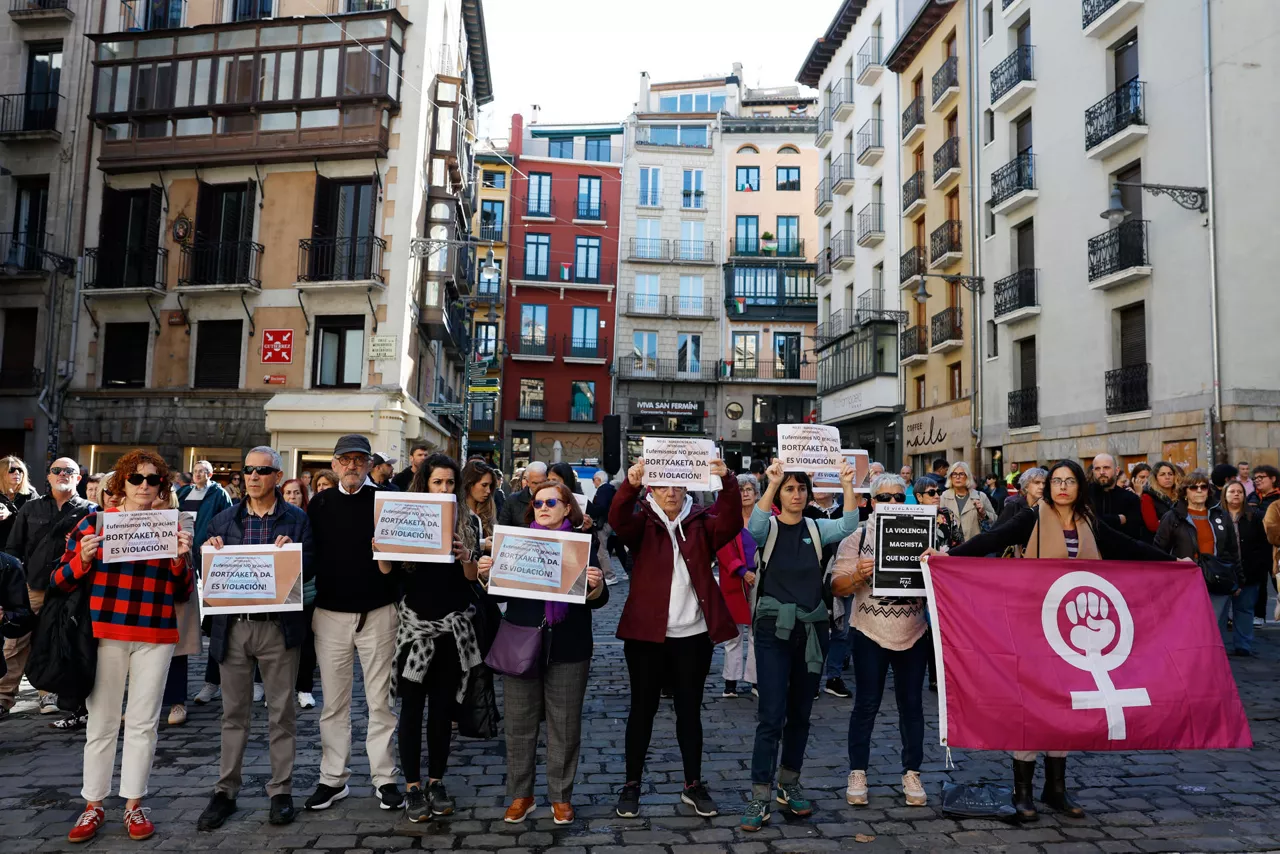 PAMPLONA, 30/10/2025.- Concejales del Ayuntamiento de Pamplona encabezados por el alcalde Josba Asiron (2d), y un grupo de ciudadanos, durante la concentración convocada este jueves en repulsa por la agresión sexual sufrida por una mujer en el entorno de la carpa universitaria.  EFE/ Jesús Diges
