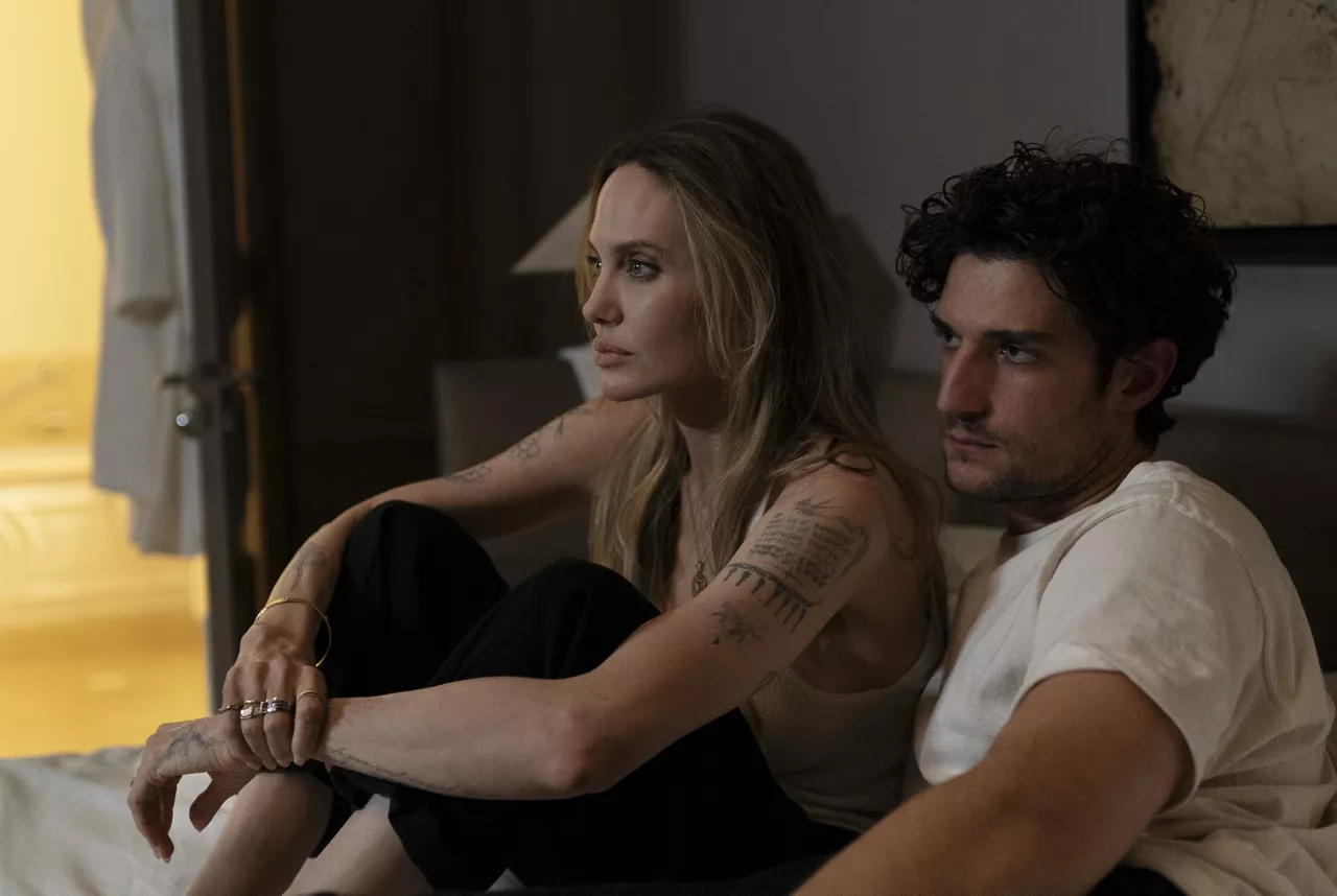 Angelina Jolie eta Louis Garrel aktoreak, "Couture" filmeko fotograma batean. 