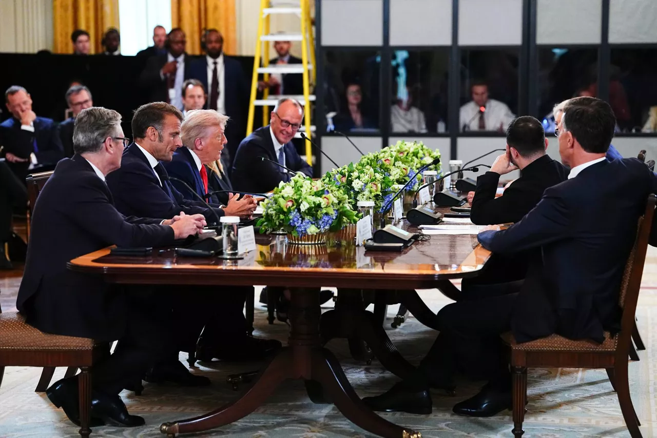WASHINGTON (United States), 18/08/2025.- United States President Donald J Trump (C) makes remarks next to British Prime Minister Keir Starmer (L), French President Emmanuel Macron (2L) and German Chancellor Friedrich Merz (4L) during a Multilateral Meeting with European Leaders in the East Room of the White House in Washington, DC, USA, 18 August 2025. European Leaders are at the White House in support of President Zelenskyy following President Trump’s meeting with President Vladimir Putin of Russia in Anchorage, Alaska, USA, on August 15, 2025. (Rusia, Ucrania, Estados Unidos) EFE/EPA/AARON SCHWARTZ / POOL
