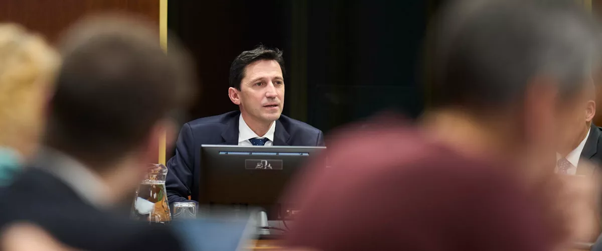 GRAFCAV5906. VITORIA, 03/11/2025.- El Consejero de Hacienda y Finanzas Nöel de d'Anjou durante su comparecencia en la Comisión de Hacienda y Presupuestos del Parlamento Vasco para exponer las diferentes partidas del Presupuesto de la CAV para el año 2026 . EFE/ Adrián Ruiz Hierro
