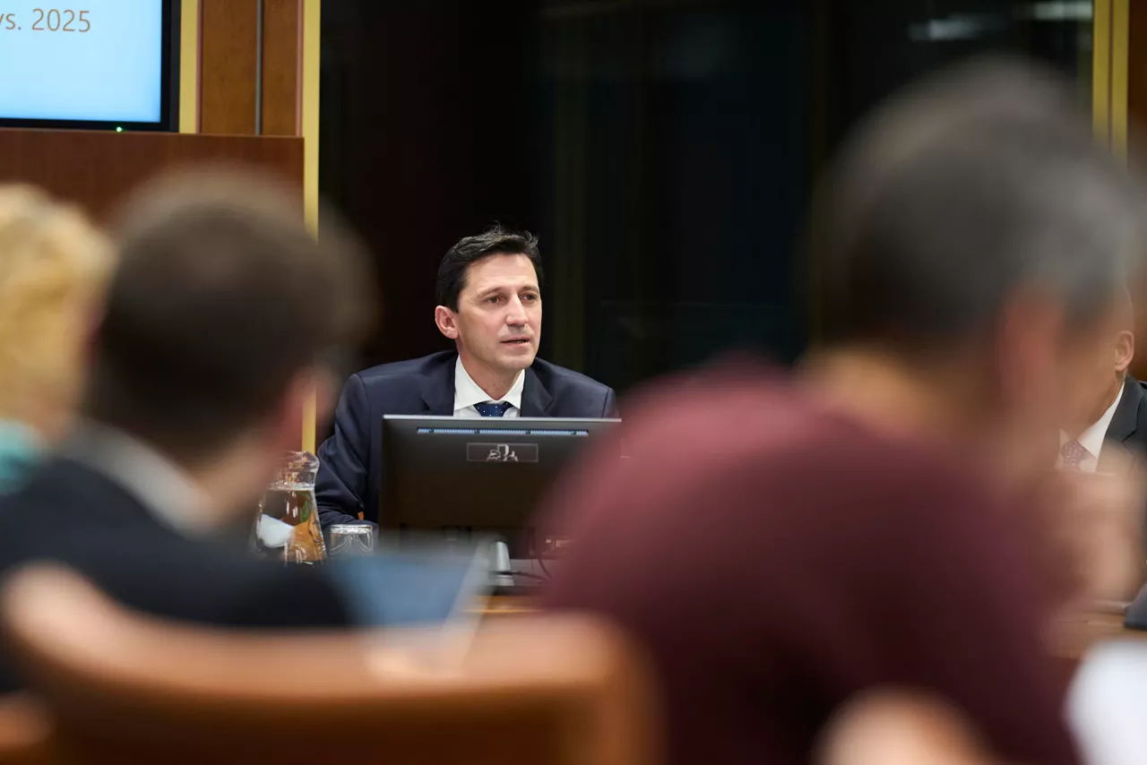 GRAFCAV5906. VITORIA, 03/11/2025.- El Consejero de Hacienda y Finanzas Nöel de d'Anjou durante su comparecencia en la Comisión de Hacienda y Presupuestos del Parlamento Vasco para exponer las diferentes partidas del Presupuesto de la CAV para el año 2026 . EFE/ Adrián Ruiz Hierro
