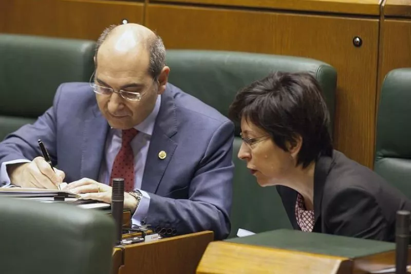 Jon Darpon Osasun sailburua Eusko Legebiltzarrean. Argazkia: EFE