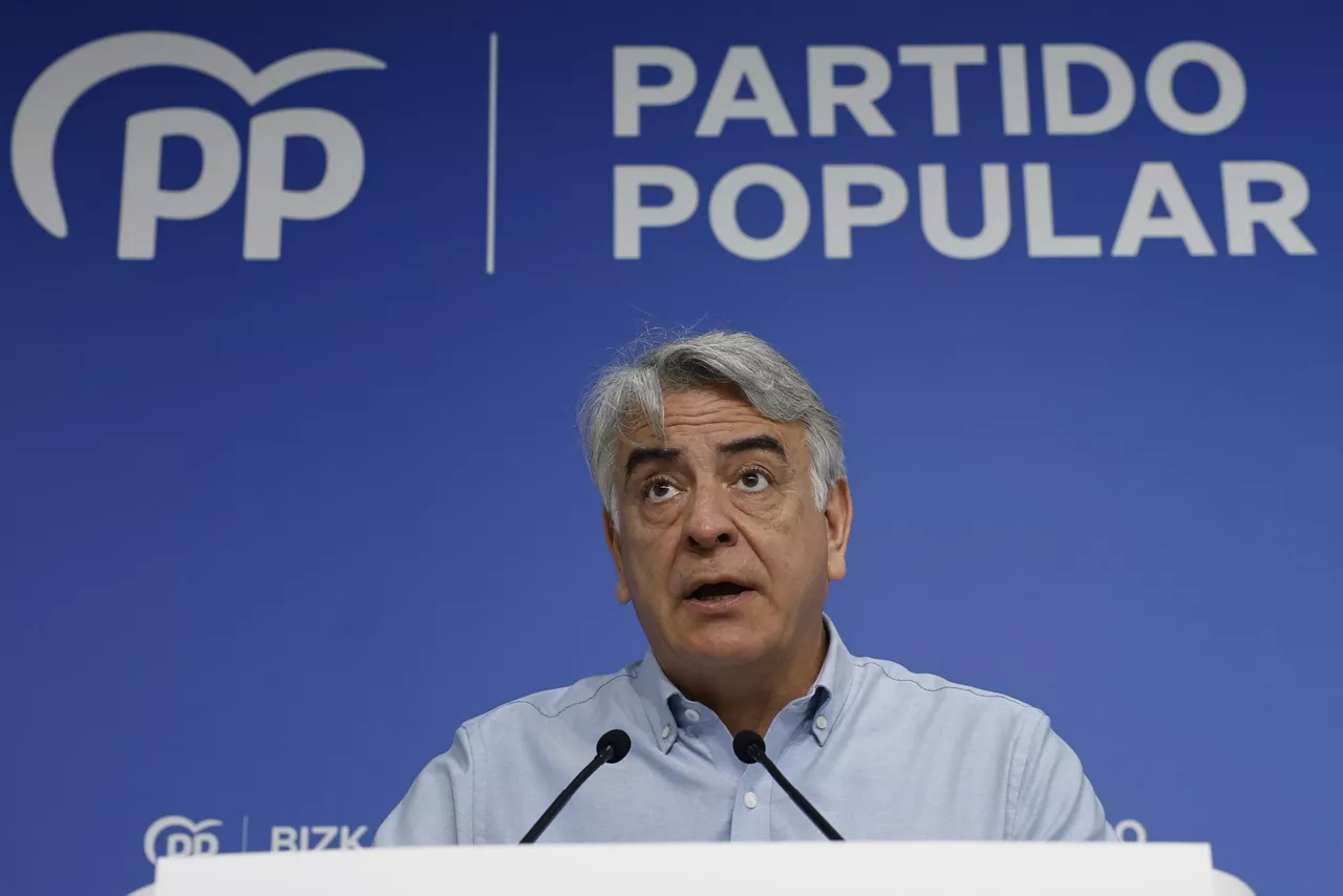 BILBAO, 24/07/2025.- El presidente del PP en el País Vasco, Javier de Andrés, ha ofrecido este jueves en Bilbao una conferencia de prensa para analizar la actualidad política vasca. EFE/ Miguel Toña
