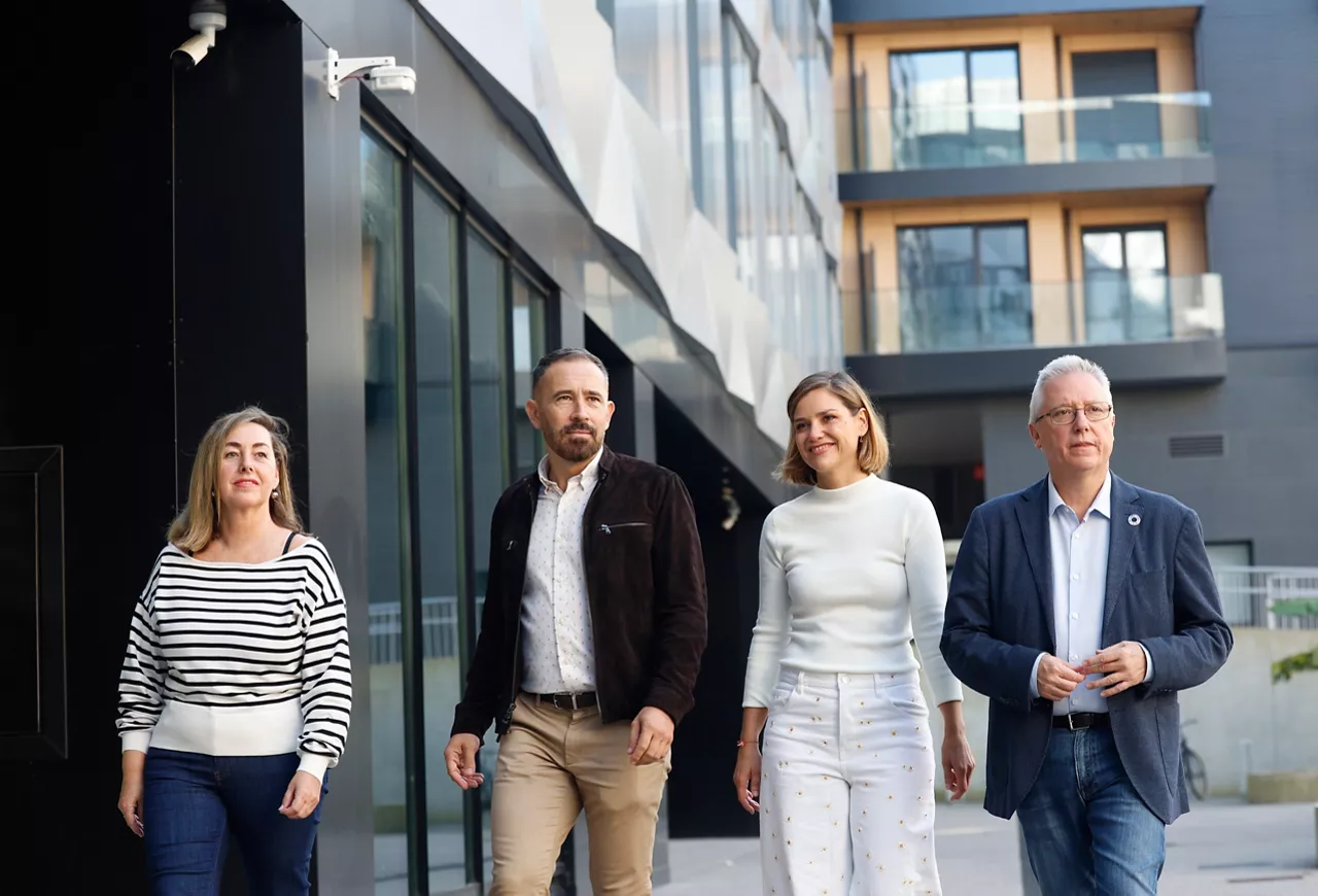 GRAFCAV5463. SAN SEBASTIÁN (ESPAÑA), 18/10/2025.- El secretario de vivienda del PSE-EE y consejero de Vivienda y Agenda Urbana del Gobierno Vasco, Denis Itxaso (2i), el secretario general del PSE-EE de Gipuzkoa, José Ignacio Asensio (d), la portavoz socialista en el Ayuntamiento de San Sebastián, Ane Oyarbide, y la directora general de Alokabide, Patricia Val (i), participan este sábado en un acto sobre vivienda. EFE/Juan Herrero.
