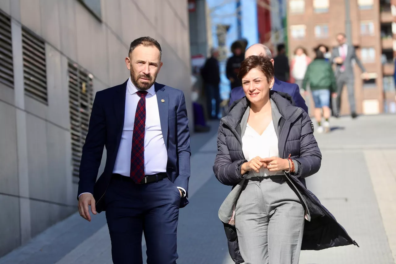 Denis Itxaso consejero de Vivienda del Gobierno Vasco junto a Isabel Rodríguez ministra de Vivienda
