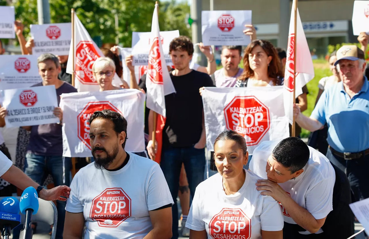 GRAFCAV149. SAN SEBASTIÁN (ESPAÑA), 10/07/2025.- Integrantes de la plataforma Stop Desahucios ofrecen una convocatoria de prensa este jueves ante el Juzgado de Instrucción nº 1 de San Sebastián, para denunciar una sentencia que ordena el desalojo de una familia de Errenteria (Gipuzkoa). EFE/Juan Herrero
