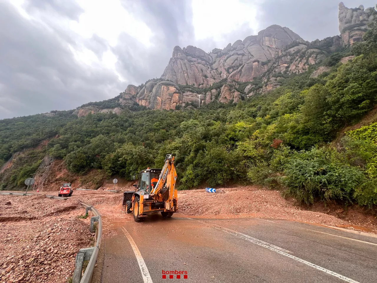 MARGANELL, 21/09/2025.- Fotografía publicada por Bombers Generalitat de Cataluña en su cuenta oficial de X de un deslizamiento en Marganell por las intensas lluvias que caen este domingo en Cataluña. Las lluvias que afectan Cataluña han dejado por ahora 106,6 litros por metro cuadrado en Montserrat, y en Marganell, un municipio situado en la falda de la montaña, se han tenido que cortar las carreteras locales BP-1103 y BP-1121 por desprendimientos, según fuentes del Servei Català del Trànsit. EFE/Bombers Generalitat de Cataluña SOLO USO EDITORIAL/SOLO DISPONIBLE PARA ILUSTRAR LA NOTICIA QUE ACOMPAÑA (CRÉDITO OBLIGATORIO)
